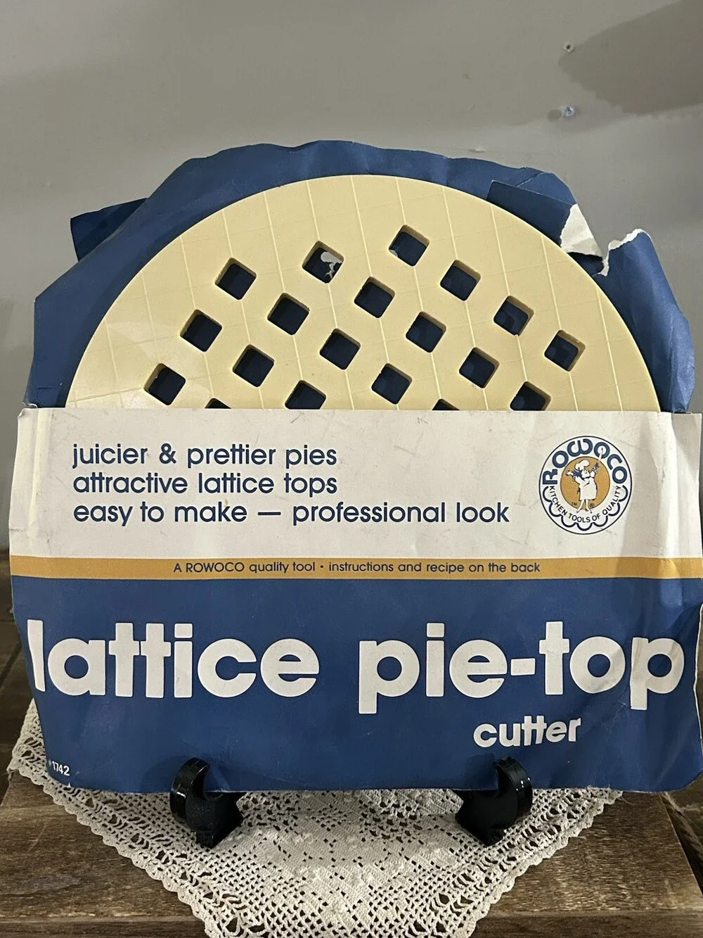 Rowoco Lattice Pie-Top Cutter Lattice Roller, Round 10 in Beige Plastic - a